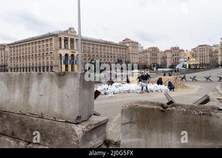 KIEV, UCRAINA 04 marzo. I civili riempiono sacchi di sabbia da utilizzare per creare barricate fortificate in Piazza Maidan Nezalezhnosti per la difesa, mentre l'invasione russa dell'Ucraina continua il 04 marzo 2022 a Kiev, Ucraina. La Russia ha iniziato un'invasione militare dell'Ucraina dopo che il parlamento russo ha approvato i trattati con due regioni in distacco nell'Ucraina orientale. È il più grande conflitto militare in Europa dalla seconda guerra mondiale Foto Stock