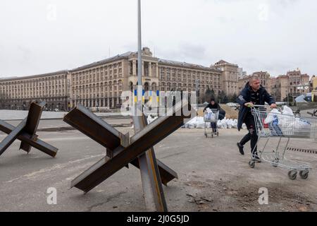 KIEV, UCRAINA 04 marzo. I civili riempiono sacchi di sabbia da utilizzare per creare barricate fortificate in Piazza Maidan Nezalezhnosti per la difesa, mentre l'invasione russa dell'Ucraina continua il 04 marzo 2022 a Kiev, Ucraina. La Russia ha iniziato un'invasione militare dell'Ucraina dopo che il parlamento russo ha approvato i trattati con due regioni in distacco nell'Ucraina orientale. È il più grande conflitto militare in Europa dalla seconda guerra mondiale Foto Stock