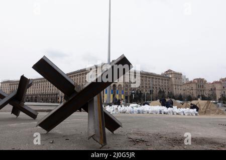 KIEV, UCRAINA 04 marzo. I civili riempiono sacchi di sabbia da utilizzare per creare barricate fortificate in Piazza Maidan Nezalezhnosti per la difesa, mentre l'invasione russa dell'Ucraina continua il 04 marzo 2022 a Kiev, Ucraina. La Russia ha iniziato un'invasione militare dell'Ucraina dopo che il parlamento russo ha approvato i trattati con due regioni in distacco nell'Ucraina orientale. È il più grande conflitto militare in Europa dalla seconda guerra mondiale Foto Stock