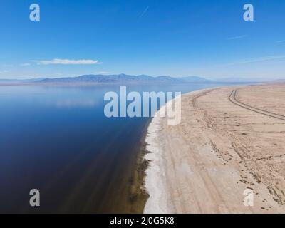 Vista aerea di Bombay Beach e del paesaggio marino di Salton della California meridionale in California Foto Stock