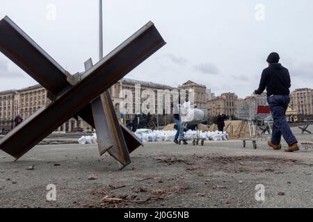 KIEV, UCRAINA 04 marzo. I civili riempiono sacchi di sabbia da utilizzare per creare barricate fortificate in Piazza Maidan Nezalezhnosti per la difesa, mentre l'invasione russa dell'Ucraina continua il 04 marzo 2022 a Kiev, Ucraina. La Russia ha iniziato un'invasione militare dell'Ucraina dopo che il parlamento russo ha approvato i trattati con due regioni in distacco nell'Ucraina orientale. È il più grande conflitto militare in Europa dalla seconda guerra mondiale Foto Stock