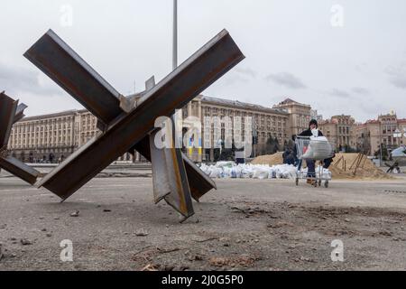 KIEV, UCRAINA 04 marzo. I civili riempiono sacchi di sabbia da utilizzare per creare barricate fortificate in Piazza Maidan Nezalezhnosti per la difesa, mentre l'invasione russa dell'Ucraina continua il 04 marzo 2022 a Kiev, Ucraina. La Russia ha iniziato un'invasione militare dell'Ucraina dopo che il parlamento russo ha approvato i trattati con due regioni in distacco nell'Ucraina orientale. È il più grande conflitto militare in Europa dalla seconda guerra mondiale Foto Stock