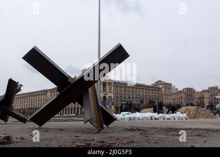 KIEV, UCRAINA 04 marzo. I civili riempiono sacchi di sabbia da utilizzare per creare barricate fortificate in Piazza Maidan Nezalezhnosti per la difesa, mentre l'invasione russa dell'Ucraina continua il 04 marzo 2022 a Kiev, Ucraina. La Russia ha iniziato un'invasione militare dell'Ucraina dopo che il parlamento russo ha approvato i trattati con due regioni in distacco nell'Ucraina orientale. È il più grande conflitto militare in Europa dalla seconda guerra mondiale Foto Stock