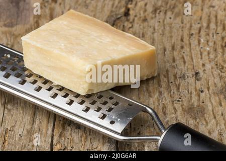 Parmigiano italiano con grattugia Foto Stock