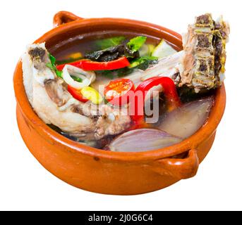 Zuppa di agnello con verdure, limone, cipolla e verdure, servita in ciotola Foto Stock