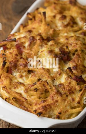 Rigatoni al gratin in legno Foto Stock