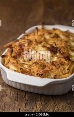 Rigatoni al gratin in legno Foto Stock