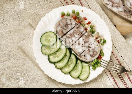 Antipasto di carne: Stomaco di maiale ripieno di carne e strutto. Foto Stock