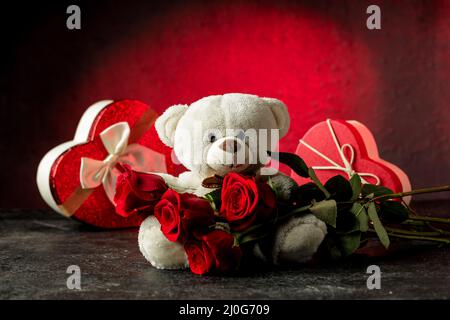 Scatola regalo a forma di cuore rosso, rose, carta messaggio vuota su un  tavolo nero grunge. San Valentino sfondo Foto stock - Alamy