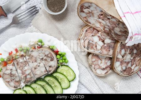Antipasto di carne: Stomaco di maiale ripieno di carne e strutto. Foto Stock