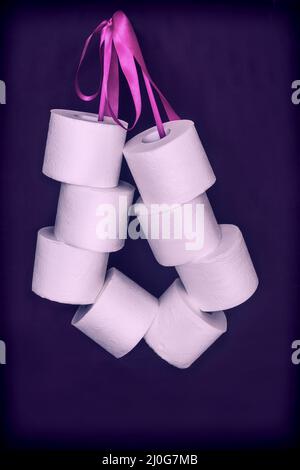 Rotoli di carta igienica collegati da un nastro in un fascio. Foto Stock