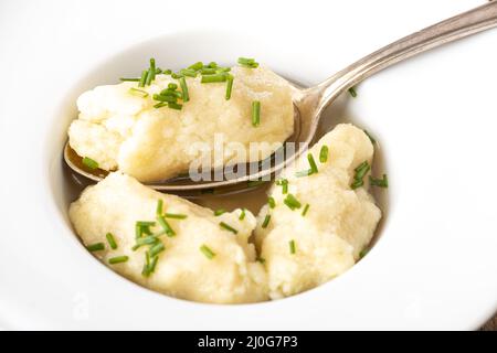 Brodo con gnocchi di semolino Foto Stock