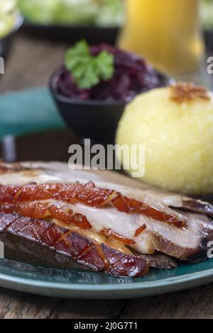 Bavarian arrosto di maiale con canederli Foto Stock