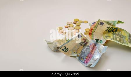 Un mucchio di banconote in euro sbriciolate su sfondo grigio. Minimalismo, concetto. Foto Stock