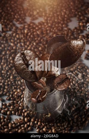 Concetto di chicchi di caffè appena tostati in caduta Foto Stock