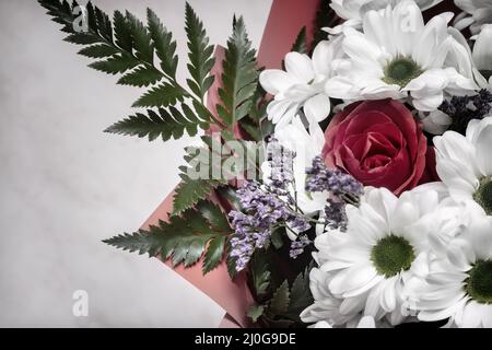 Bellissimo fiore del crisantemo in un bouquet di close-up. Foto Stock