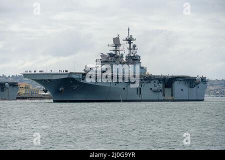 Portaerei nucleari che lasciano San Diego Bay. USS Midway Foto Stock