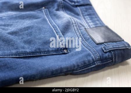 Pantaloni denim, frammento con una tasca posteriore Foto Stock