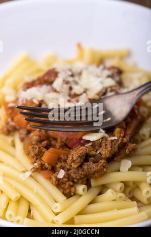 Maccheroni con salsa di bolognaise su legno Foto Stock