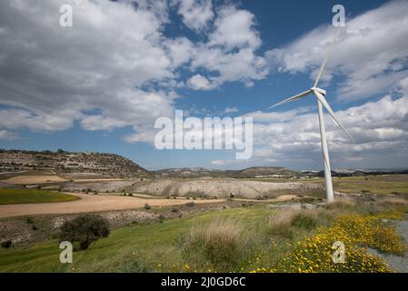 Generatori di energia di mulini a vento su una fattoria di turbine che genera elettricità da vento. Energie rinnovabili alternative. Foto Stock