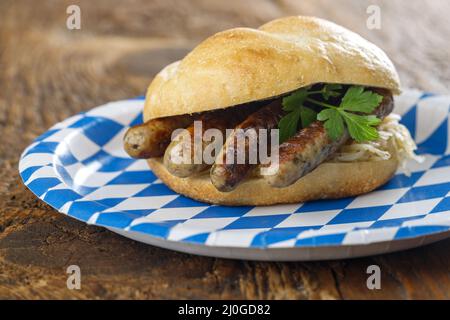 Salsicce di Norimberga su un rotolo Foto Stock