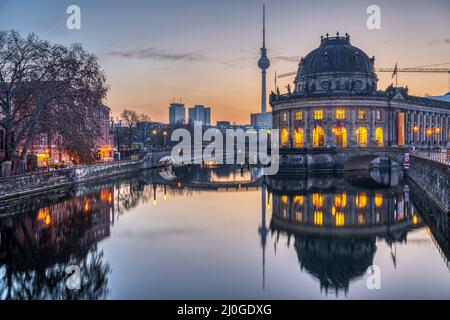 Il Museo del Bode, la Torre della Televisione e il fiume Sprea a Berlino prima dell'alba Foto Stock