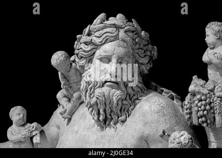 Antica statua del dio fiume Nilo. Testa e spalle dettaglio dell'antica scultura d'arte che portava l'uomo isolato sullo sfondo Foto Stock