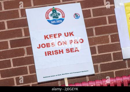 Stop the P&o Jobs carve-up sign Blackpool, Lancashire.UK 19 marzo 2022; Boris Johnson tornerà a Blackpool Winter Gardens, per la Conferenza di primavera del Partito conservatore. L'arrivo dei delegati per due giorni di discorsi e dibattiti sarà l'evento più di alto profilo nel nuovo complesso da quando sono stati completati i lavori di ristrutturazione. I manifestanti e gli attivisti anti-Tory si riuniscono sul lungomare con bandiere, striscioni sindacali, cartelli, pubblicazioni e cartelli scritti a mano per protestare contro il governo Tory. Credit MediaWorldImages/AlamyLiveNews Foto Stock