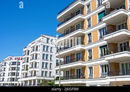 Moderni edifici di appartamenti di lusso visti a Prenzlauer Berg, Berlino Foto Stock