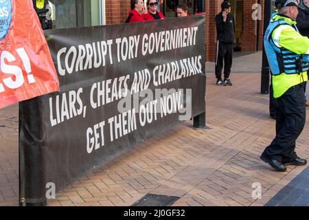 Corrotto Tory government, Liars, Cheats e Charlatans, farli uscire ora, banner a Blackpool, Lancashire.UK 19 marzo 2022; Boris Johnson tornerà a Blackpool Winter Gardens, per la Conferenza di primavera del Partito conservatore. I manifestanti e gli attivisti anti-Tory si riuniscono sul lungomare con bandiere, striscioni sindacali, cartelli, pubblicazioni e cartelli scritti a mano per protestare contro il governo Tory. Credit MediaWorldImages/AlamyLiveNews Foto Stock