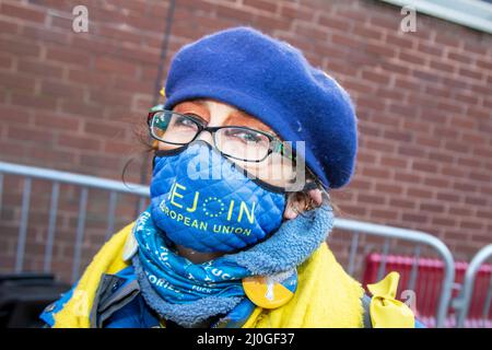 Rientrate nella maschera UE a Blackpool, Lancashire.UK 19 marzo 2022; Boris Johnson tornerà a Blackpool Winter Gardens, per la Conferenza di primavera del Partito conservatore. L'arrivo dei delegati per due giorni di discorsi e dibattiti sarà l'evento più di alto profilo nel nuovo complesso da quando sono stati completati i lavori di ristrutturazione. I manifestanti e gli attivisti anti-Tory si riuniscono sul lungomare con bandiere, striscioni sindacali, cartelli, pubblicazioni e cartelli scritti a mano per protestare contro il governo Tory. Credit MediaWorldImages/AlamyLiveNews Foto Stock