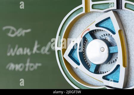 Modello in sezione di un motore rotativo con una scheda sullo sfondo Foto Stock