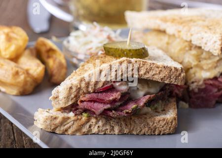 Sandwich di Ruben su un piatto con patatine fritte Foto Stock