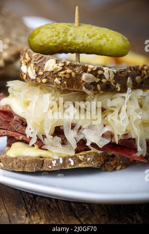 Sandwich di Ruben in legno rustico Foto Stock