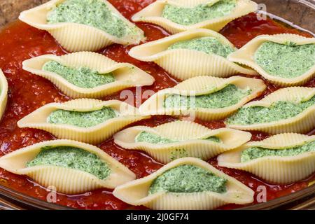 Conchiglino italiano ripieno di spinaci Foto Stock