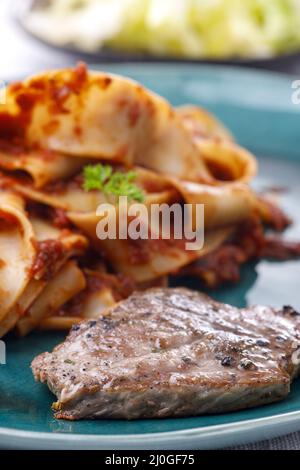 Tagliatelli Pasta mit Steak Foto Stock