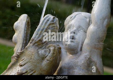 Fontana con figure e getto d'acqua Foto Stock