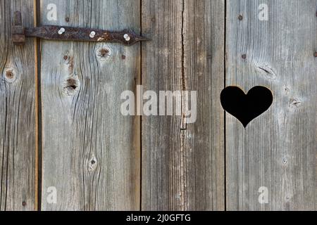 Vecchia porta di legno con cuore Foto Stock