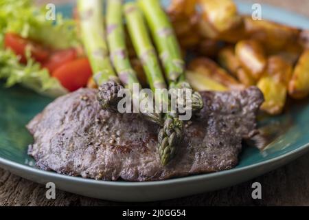 Bistecche alla griglia con patatine fritte Foto Stock