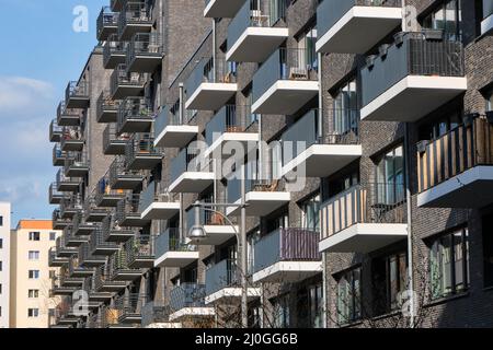 Moderno edificio di appartamenti grigio in mattoni visto a Berlino, Germania Foto Stock