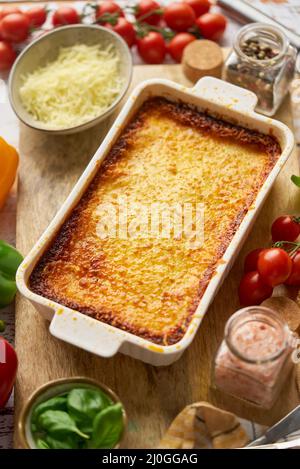 Gustose lasagne italiane tradizionali con bolognese, fuse e formaggio. Servito con ingredienti Foto Stock