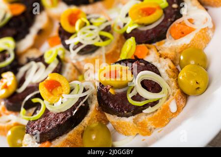 Sandwich con salsiccia di sangue e olive Foto Stock