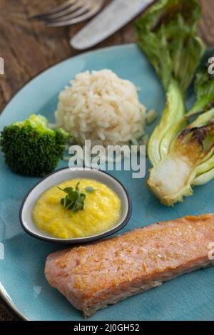 Salmone alla griglia con broccoli e riso Foto Stock