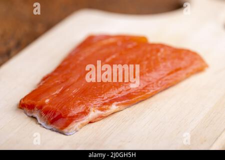 Salmone crudo sul legno Foto Stock