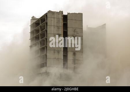 Demolizione di edifici mediante implosione controllata Foto Stock