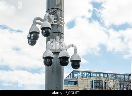 Telecamere CCTV su un'unica asta contro un cielo blu nuvoloso. CCTV città Foto Stock