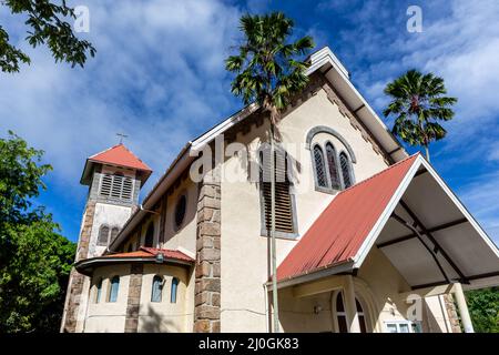 Chiesa cattolica di Sant’Anna a Baie Ste Anne, Isola di Praslin, Seychelles, edificio in bianco stile coloniale con palme. Foto Stock