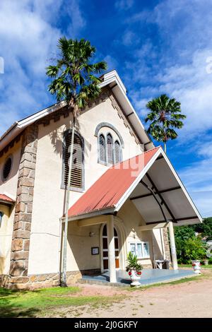 Chiesa cattolica di Sant’Anna a Baie Ste Anne, Isola di Praslin, Seychelles, edificio in bianco stile coloniale con palme. Foto Stock