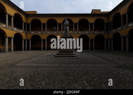 Pavia, Italia - 12 marzo 2022: street view all'interno del chiostro dell'Università di Pavia non sono visibili persone. Foto Stock