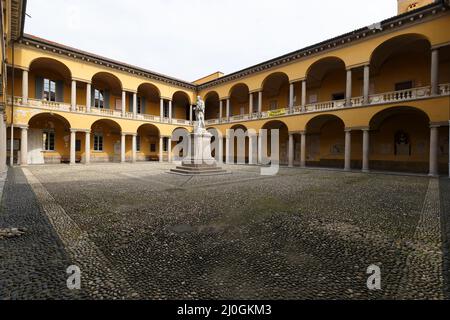 Pavia, Italia - 12 marzo 2022: street view all'interno del chiostro dell'Università di Pavia non sono visibili persone. Foto Stock